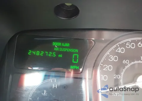 2003 Lincoln Town Car Cartier z USA, uszkodzony, nr VIN 1LNHM83W33Y631168